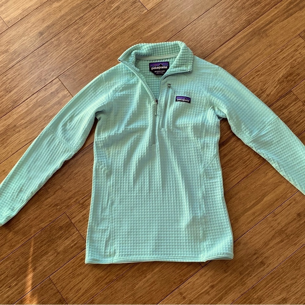 Patagonia 1/4 Zip Fleece. Color Light Green. Size XS